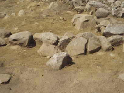 Resultat Grav 1 en jordfylld stensättning figur 4. De flata, mot kantkedjan lutade, stenarna i grav 1. Foto: C Helander. figur 5. Lodfoto på grav 1 (RAÄ 110:1) efter framrensning.