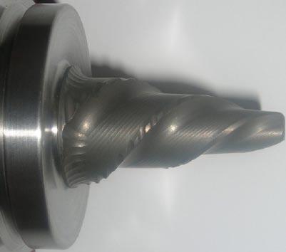 7.3 Teknik 7.3.1 Svetsning med FSW Friction stir welding (FSW) är en termomekanisk fasttillståndsprocess vilket innebär att strukturen på svetsgodset som erhålls är finkornig och liknar den som fås