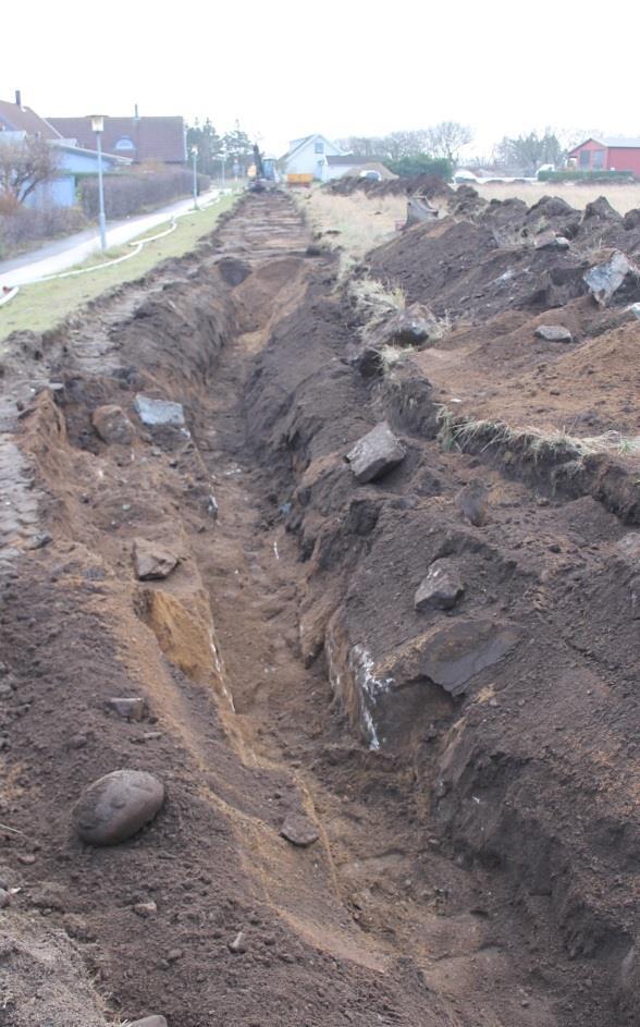 Överst i schaktet fanns ca 0,4 meter matjord, därefter framkom det naturliga underlaget i form av rostbrunt grus och sand. Under det naturliga underlaget, på ca en meters djup, framkom berghällen.