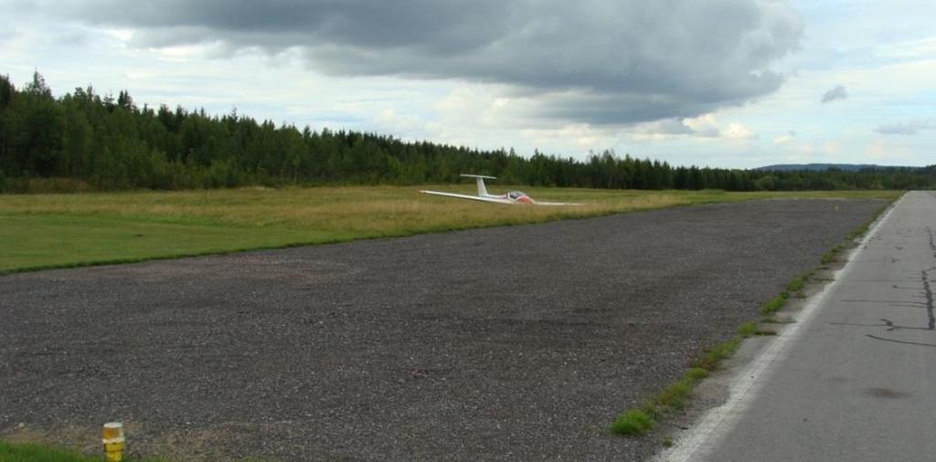 Figur 5. SE-UDM efter olyckan, väster om bana 21 på Karlskoga 50 m före gräsbanan. Foto: Richard Jonsson. Säkerhetsföraren, dvs.