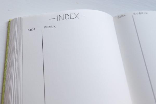 Avsätt, minst, tre sidor för ditt index. Skriv INDEX som överskrift/rubrik och gör två kolumner på varje sida. Första kolumnen är för sidnummer och den andra för ämne/rubrik på specifik sida.