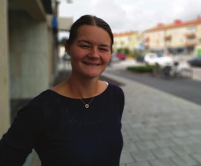 Då tycker klasskompisen att vi borde leta jobb till Linnea istället, varpå en annan klasskompis säger att hon har hört att Motala pingstförsamling söker föreståndare.
