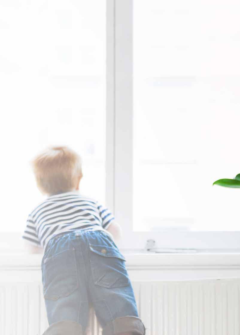 TÄNK PÅ SÄKERHETEN Lås, säkerhetsglas och barnsäkra solskydd är praktiska lösningar som ökar säkerheten i ditt hem. Väl värt att tänka på redan från början.