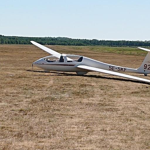 Faktaredovisning Olyckan inträffade i samband med landning i sydlig riktning med ett segelflygplan på gräsbanan benämnd stråk 19 på Skövde flygplats. Banans mått är 1 000 x 100 meter.