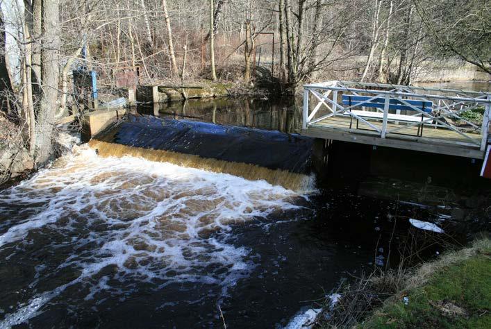 Bild 1 Damm ovan bruket. Det förmodade vattenintaget i betong syns på högra sidan uppströms dammen.