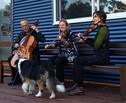 30 Frida Andersson & Andreas Svensson vid InfoCentral Speakers & Musicians corner kl.14.00-14.40 The Dorsal Finns VM-caféet Hoppbacken Konsert kl.15.00-15.