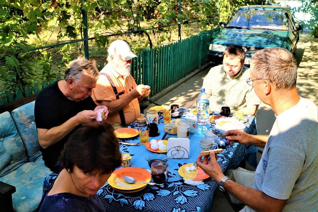 Frukost hos Lilija och Roman i en solig trädgård Eftersom jag är intresserad av tickor har Lilija tittar efter sådana och hittat en på ett valnötsträd strax