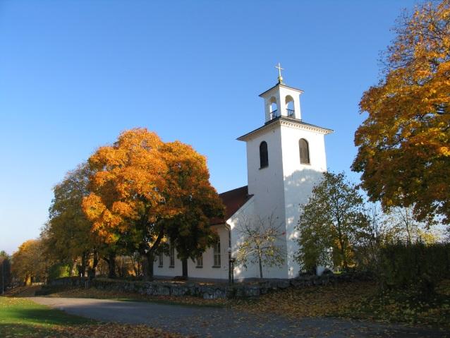 Den nuvarande, mycket vackra kyrkogården belägen på höjden, invigdes 1904. Här anlades en askgravplats för urngravar år 2007. En kulturhistorisk inventering av kyrkogården gjordes år 2012.