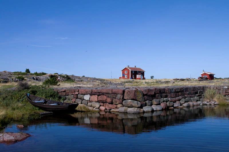 Från Signilskärs hemland syns Märket skymta i nordväst På hemlandet finns den hamn som anlades på Svenska tiden för att