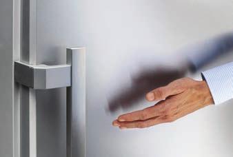 Fristående kyl-/frysskåp Kvalitet in i minsta detalj Det robusta handtaget med sitt exklusiva premiumutseende och den integrerade öppningsmekanismen gör att dörren kan öppnas smidigt och enkelt.
