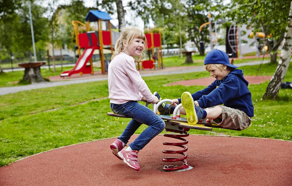 De befintliga sittplatserna och planteringarna längs med fasadväggarna kommer flyttas in på gården. Längs fasaderna lägger vi gatsten och vägen blir i asfalt.