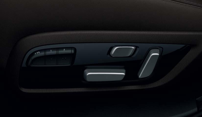 Komfort och kontroll går hand i hand i nya Mazda6 tack vare de nya digitala instrumenten och den aktiva kördisplayen som projiceras på vindrutan