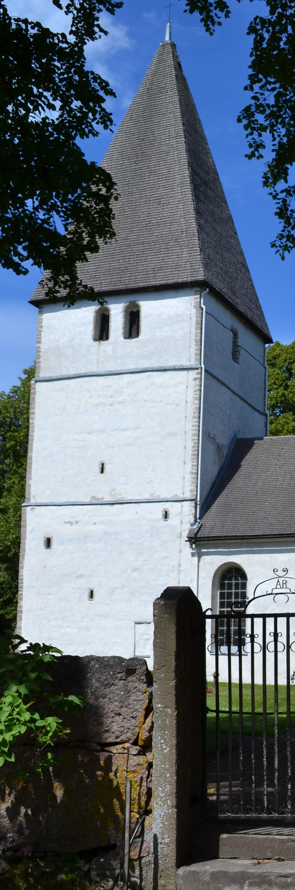 Bjälbo kyrka Mitt på östgötaslätten ligger Bjälbo kyrka. Med sitt robusta torn står det som ett minnesmärke över Bjälboättens blodiga strider om makten i det medeltida Sverige.