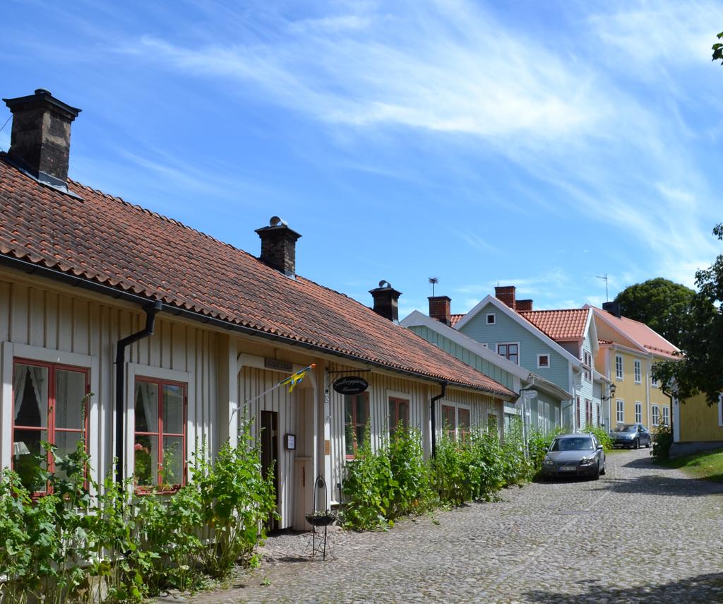Många historiska pärlor i Skänninge Skänninge är en av landets äldsta städer och omnämns första gången 1178 i ett påvligt skyddsbrev.