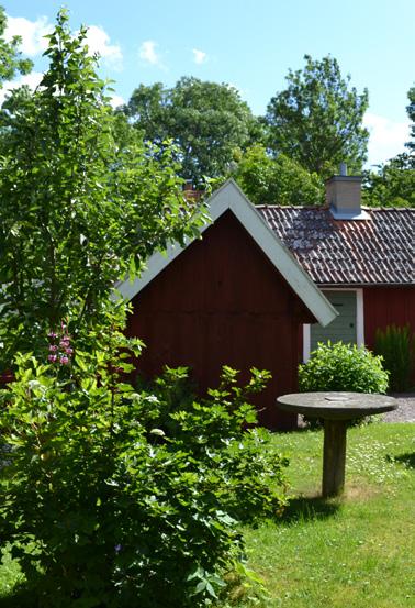 Räcket är gjort av granitstolpar med en grov järnkedja som löper mellan stolparna.