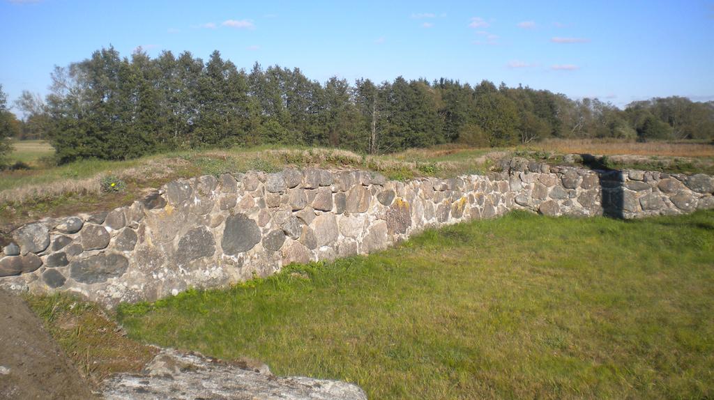 Sveriges äldsta spetälskehospital Hospitalsruinen i Skänninge Utanför Skänninge vid riksväg 50 ligger ruinerna efter kapellet på Sankta Katarinas spetälskehospital från 1200-talet.