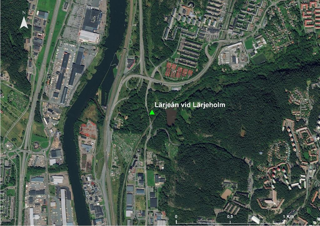 Lärjeån Figur 2. Provtagningsplats i Lärjeån. Provlokalen är placerad mellan den nedersta dammen och Lärjeåns mynning i Göta älv. Proverna togs den 1 november under lätt regn.