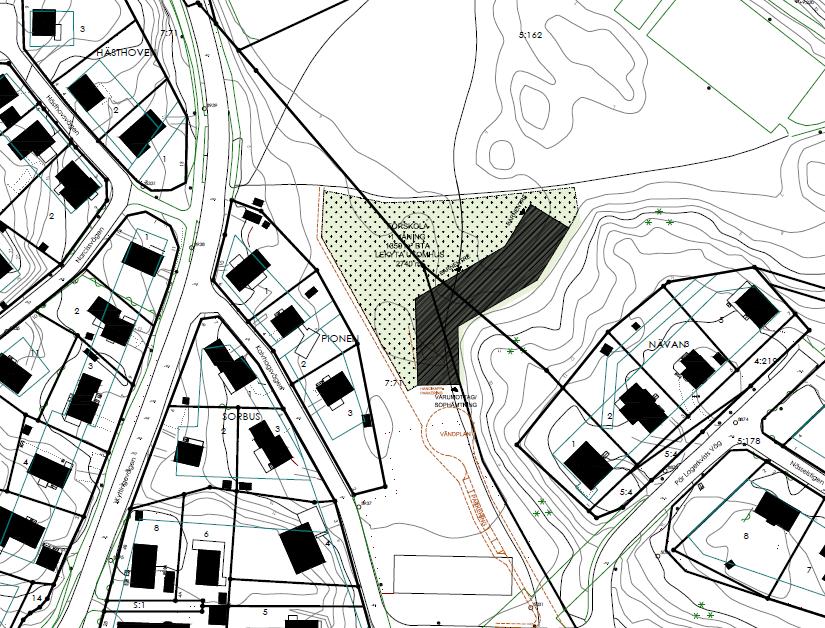 Läget norr om skogsbeklädd backe Dungen (grön): I förslaget är byggnaden placerad norr om trädridån som ligger mellan parken och bebyggelsen vid Pär Lagerkvist väg.