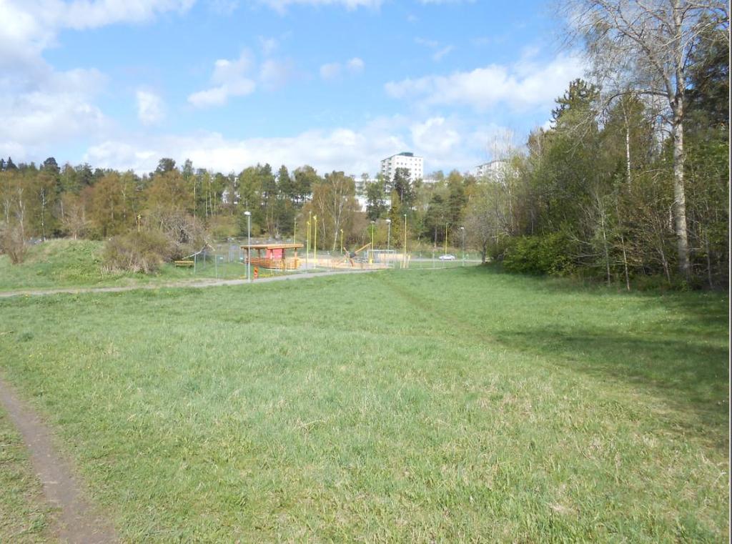 Norr om området ligger Lidingö golfbana. I öst skymtar bebyggelsen på Näset.