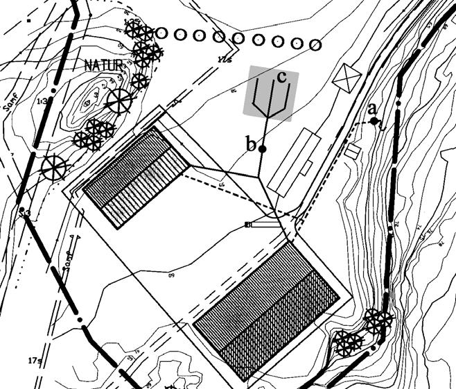 Gator och Trafik E6:an går idag inom synhåll från planområdet, se översiktsbild. Körvägen från planområdet till korsningen med befintlig E6 är ca 300 meter. Korsningen är signalreglerad.