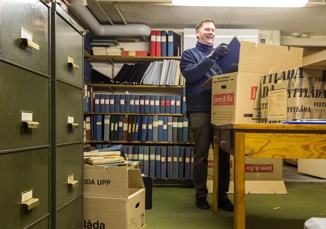 Tobias Bjernehed, arkivarie, packar värdefull torvhistoria som ska arkiveras i Landsarkivet i Lund.