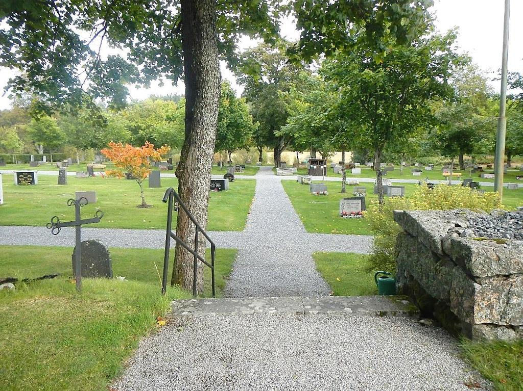 7 Kyrkogårdens äldre del ligger norr och söder om den medeltida kyrkan och sluttar med sina utvidgade delar mot öster, söder och väster.