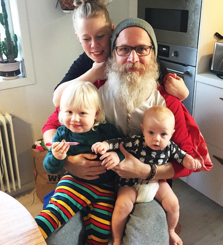 13 Ida och Joacim med Cliff och Keve. Keve sover gärna på mammas rygg. veta att det mesta du gör som förälder faktiskt är rätt, bara du lyssnar på dig själv och ditt barn.
