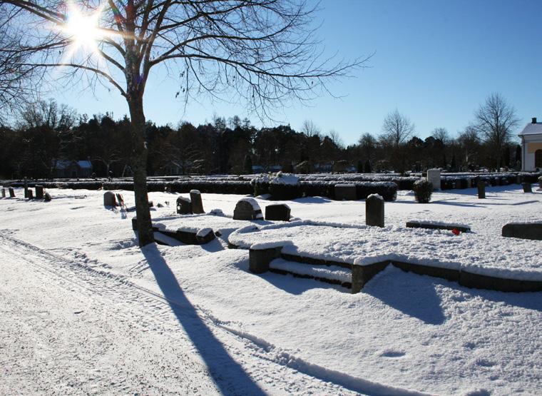 5 INFORMATION FRÅN KYRKOGÅRDSENHETEN Kyrkogårdsenheten sköter om tre kyrkogårdar i Gävle: Bomhus kyrkogård, Gamla kyrkogården och Skogskyrkogården.