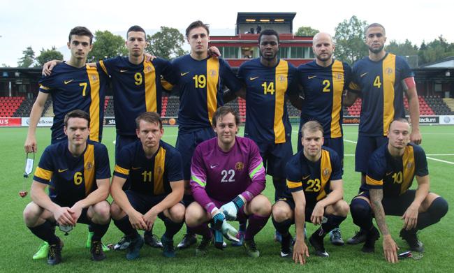 INTERNATIONELLA OCH ÖVRIGA TÄVLINGAR EM-kval i fotboll mot Kroatien, 30 september, Grimsta IP Sveriges trupp Igor Sapega, John Novak, N a b i l Te b i b e l, Romel Belcher, Peter Delin, Adam