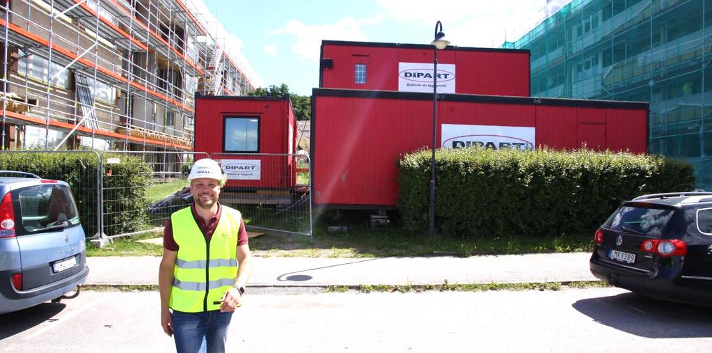 Där håller vi på med en balkongoch fasadrenovering i den högre skolan. Anders som är platschef mötte upp och guidade oss runt.