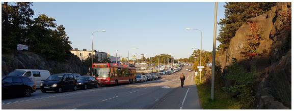 Fyra stombussar och två röda bussar står uppköade (övre