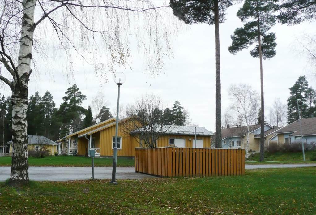 Längs Emilsvägens södra del finns låga rad- och lofthus i 1-2 plan. Bredvid planområdet är radhusen byggda i ett plan med vertikal brädfodring som är målad i en kraftig gul täckfärg.