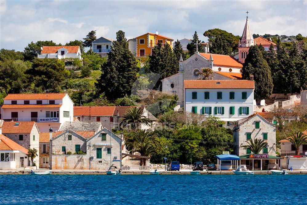 På Hvar doftar det av lavendel och på stora delar av ön kan man vandra genom vackra olivodlingar. * http://www.zlatanotok.hr/en/vineyards-wines.