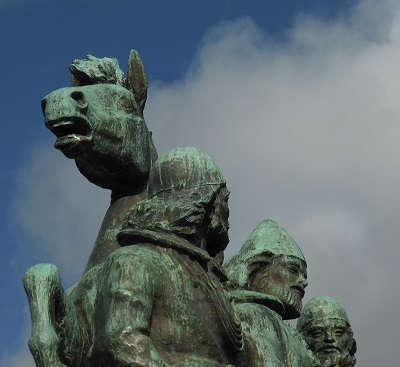 La trireĝa renkontiĝo Svedio, Norvegio, Danio. Modelo de la kastelo sur Ragnhildsholmen. Ytterby preĝeja ruino. Du vizaĝoj, Sankta Olof kaj Sankta Hallvard.