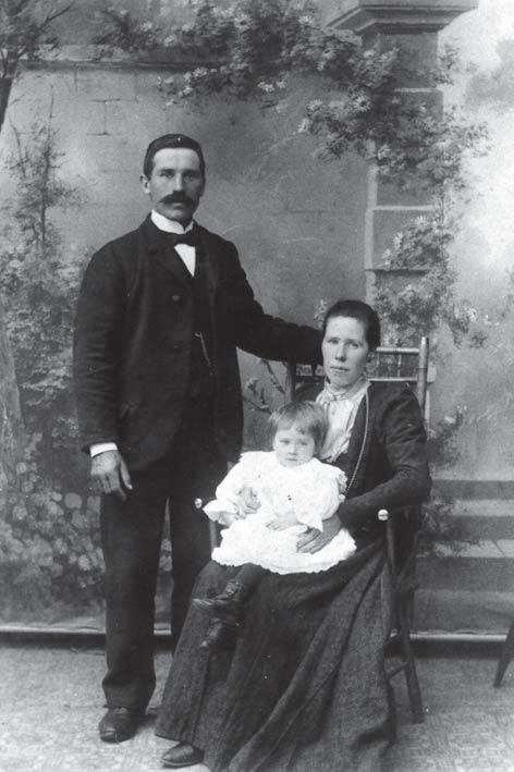 1880 kom lanthandlaren Jean August Svensson, född i Vånga 1851, och hustrun Anna Christina Andersdotter, född i Uddevalla 1856, hit och startade handel här.