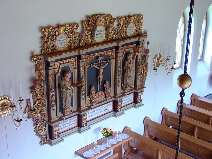 höjd med de igenmurade fönstren plockades bänkarna bort och en altaruppsats monterades på väggen, altaruppsatsen var en av de delar som räddades ur den gamla kyrkan.
