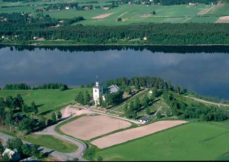 Den nya kyrkan från 1848 54 byggdes en dryg kilometer längre österut, nära Bollstafjärden i Ångermanälven. Ytterlännäs gamla kyrka utgör riksintresse för kulturmiljövården. Foto Jan Norrman 1988, RAÄ.