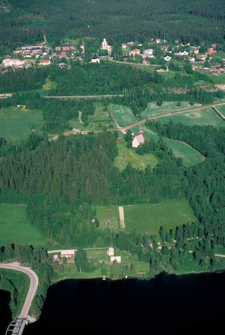 Fig. 10. Lidens gamla och nya kyrka. På en platå nära Indalsälven ligger den medeltida kyrkan. 1,5 kilometer högre upp i sluttningen ligger Lidens by med den nya kyrkan, uppförd på 1850- talet.