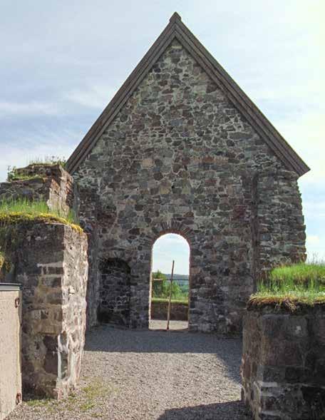 Fig. 16. Ruinen av den romanska kyrkan i Selånger, Medelpad. Koret är helt nedrivet, men långhusets östra vägg står ännu kvar med den rekonstruerade triumfbågen och en sidoaltarnisch i norr.