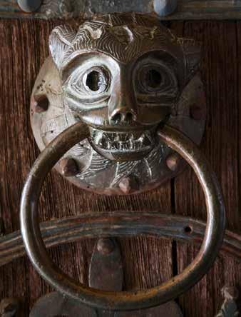 Fig. 20. Portklapp i form av ett lejonhuvud på dörren till Ytterlännäs gamla kyrka i Medelpad, kanske från 1200- talet. Typen är mycket ovanlig. Foto Malin Gezelius/Medströms Bokförlag, 2008.
