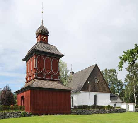 Fig. 41. Klockstapeln vid Nordmalings kyrka är av den så kallade bottniska typen. Klockvåningen har dekorativa former och öppna luckor och taket kröns av en lökkupol. Foto Åke Johansson 2011.