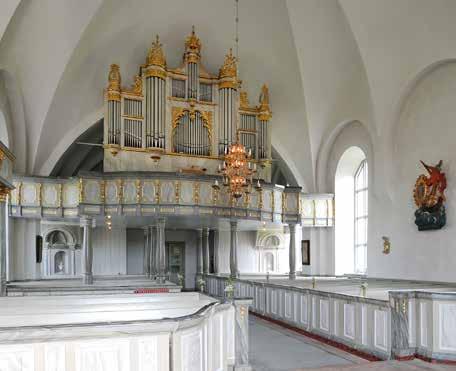 Fig. 54. Tuna kyrka byggdes 1776 78, orgelfasaden tillkom 1796 1800, ritad av Lars Fredrik Hammardahl. Under läktaren nischer i skenarkitektur, utförda 1794 av Jonas Wagenius. Foto Åke Johansson 2011.