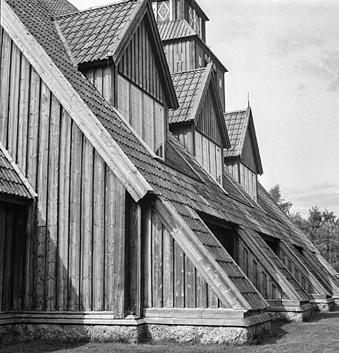 Själevad Foto... Fig. 63. Ullångers medeltida kyrka genomgick 1907 09 en betydande ombyggnad där långhuset efter Gustaf Hermanssons ritningar utvidgades med korsarmar.