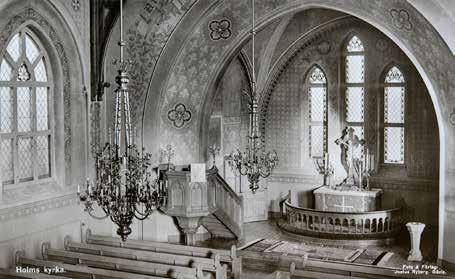 Fig. 66 a b. Den nygotiska interiören i Holms kyrka, uppförd 1903 04, genomgick 1957 en restaurering där bland annat målningar och ornamentik målades över.