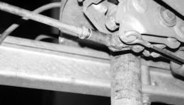 F ordonsteknik Demontering av handbromsspaken på Euro- Påskjut Risk för skador om handbromsspaken slår uppåt. Säkra handbromsspaken () med buntbandet ().