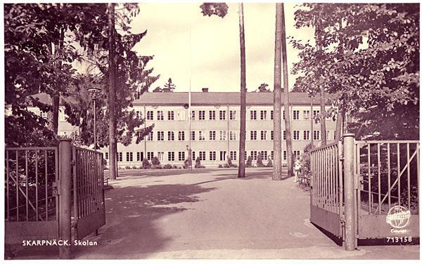 Skolhuset är stort och gult och liknar ett slott, trots att det ligger mitt i skogen. Den lilla fritiden Emil och Ester har, spenderar de i mest i trädgården.