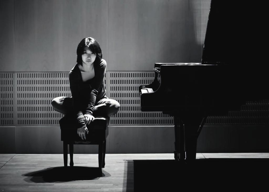 Mateusz Zahora CLAIRE HUANGCI LOVANDE PRISVINNARE MED RACHMANINOV I FOKUS Claire Huangcis karriär startade då hon redan som nioåring erhöll stipendier, gav konserter och var den yngsta deltagare