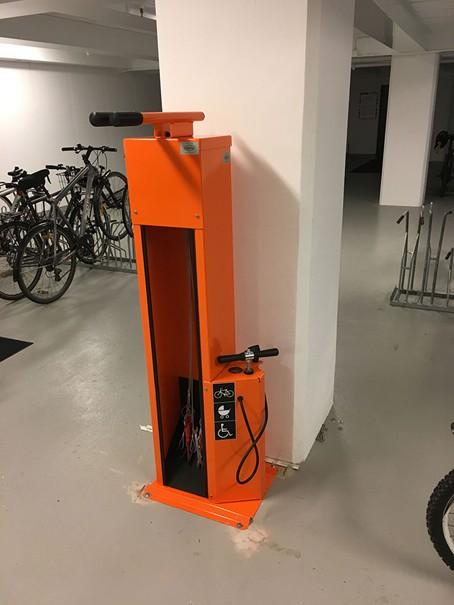CYKELPARKERING. 7 Smarta och effektiva lösningar Låsbara förvaringsskåp vid arbetsplatser eller skolor där det finns plats för cykelhjälmen och elcykelbatterier.