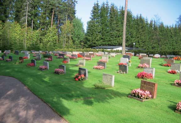 Kvarteret är öppet och enhetligt, på en gräsbevuxen yta står enkla rader av gravvårdar i en vid halvcirkel vänd mot väster.