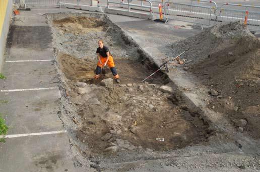 20 Bebyggelse och köksträdgårdar i 1600- och 1700-talets Norrköping I södra delen av schaktet fanns också ett kraftigt brandlager (A623). Under detta fanns två utjämningslager (A640, A644).